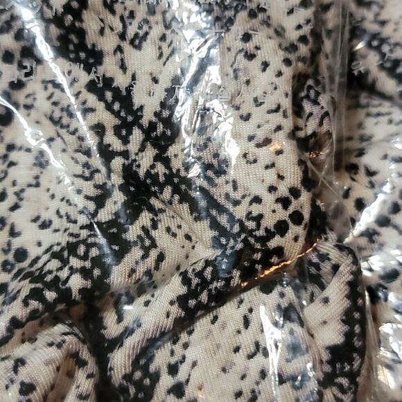 NWT  Sleeveless Snakeskin Romper L - Picture 2 of 2